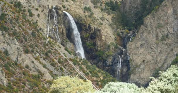 4k Cachoeira que flui no vale, arbusto na comida da montanha no Tibete
. - Filmagem, Vídeo