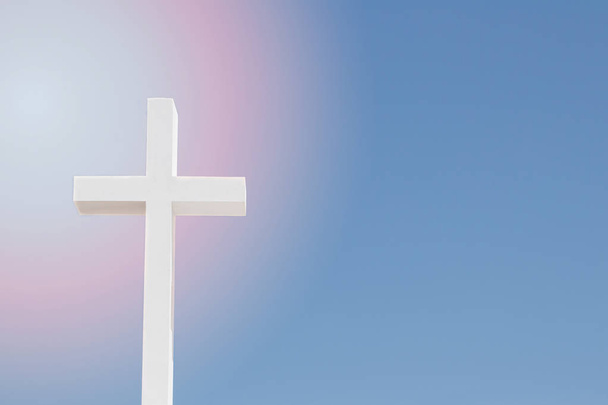 με σταυρό σε γαλάζιο και ροζ ουρανό.  - Φωτογραφία, εικόνα