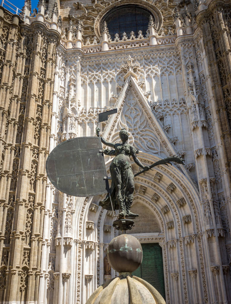 A hölgy, a hit, a bejáratnál a sevillai katedrális - Fotó, kép