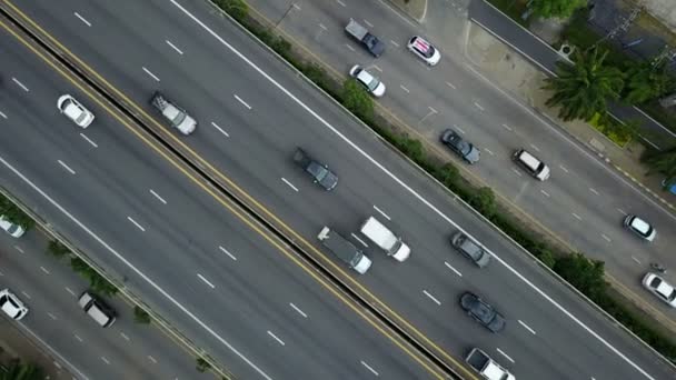 4 k-luchtfoto van een snelweg - Video
