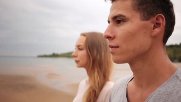 Ζευγάρι στην αγάπη που βλέπουν ο ένας τον άλλον και να περπατήσετε στην παραλία της θάλασσας - Πλάνα, βίντεο