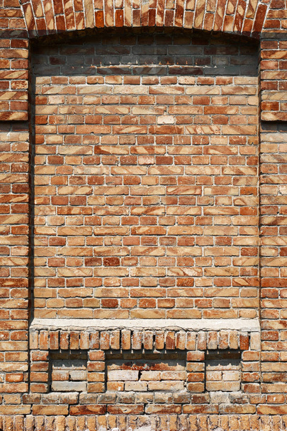 Παλαιό τοίχο από τούβλα για την υφή ή φόντο, κόκκινο και καφέ χρώμα, αρχιτεκτονικά στοιχεία όπως ένα τούβλο γεμάτο παράθυρο - Φωτογραφία, εικόνα