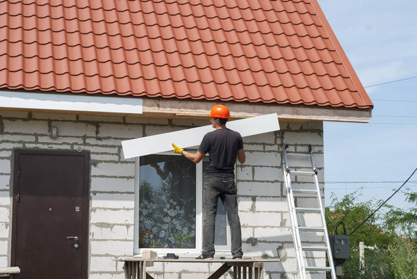 Bauarbeiter arbeitet auf dem Dach - Foto, Bild