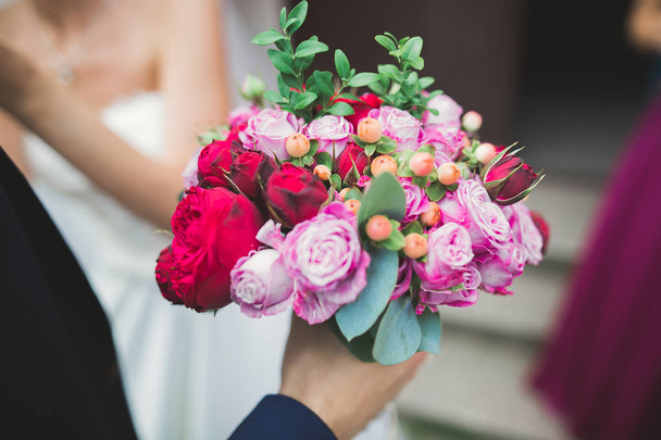 Beautiful luxury wedding bouquet of red flowers - Foto, afbeelding