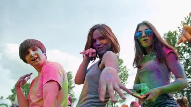πανηγυριστές χορό κατά τη διάρκεια του Φεστιβάλ holi χρώμα - Πλάνα, βίντεο