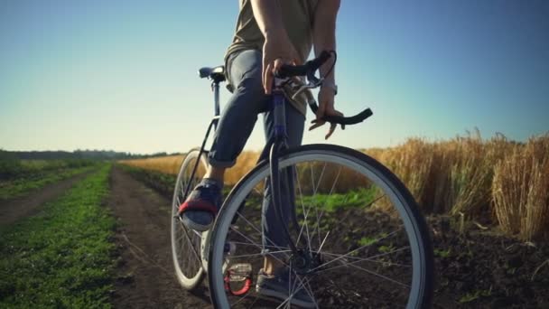 chłopiec pobytu z jego rower pole pszenicy i rozpoczęcie jazdy sundown zwolnionym tempie szybkim - Materiał filmowy, wideo