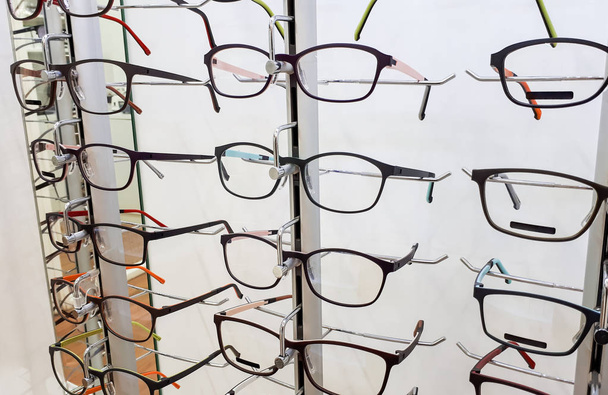 Kolorowe okulary na półce - Zdjęcie, obraz