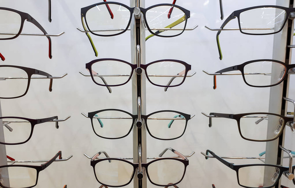 Πολύχρωμα γυαλιά στο ράφι - Φωτογραφία, εικόνα