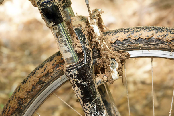 Dirty mountain bike coberto com lama
 - Foto, Imagem