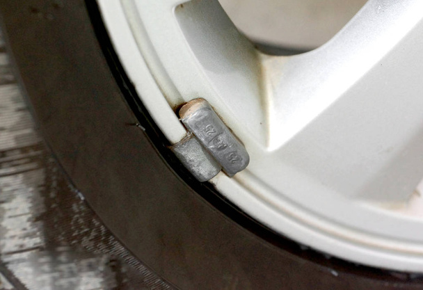Balanceadores de neumáticos en la rueda
                               - Foto, imagen