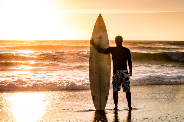 Surfer watching the waves - Foto, Imagen