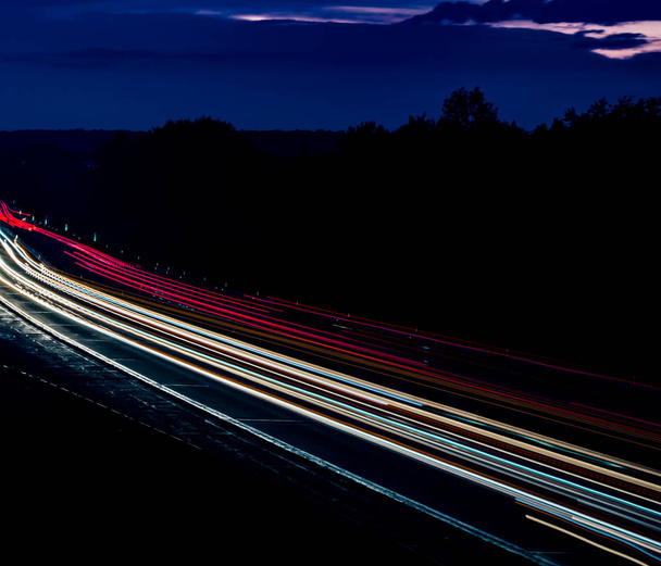 Trilhas de luz na estrada
 - Foto, Imagem