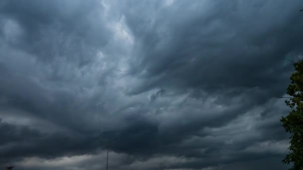 Massive Wolken ziehen während des Gewitters vorbei - Filmmaterial, Video