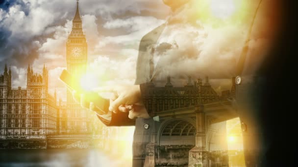 Podnikatel panoráma města Londýn pomocí digitálního tabletu. Dvojitá expozice. - Záběry, video