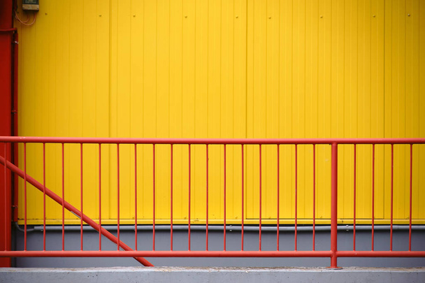 Είδη Κιγκαλερίας κίτρινο τοίχο - Φωτογραφία, εικόνα