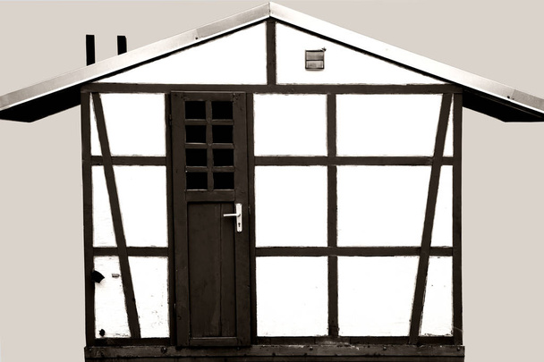 Casa de jardín con entramado de madera
 - Foto, imagen