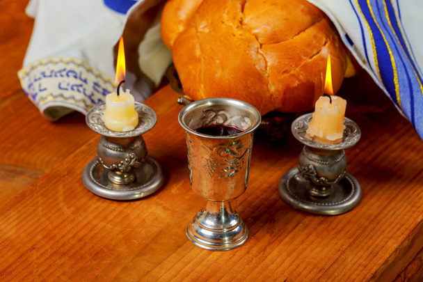 Sabbath resim - gümüş Birliği, yanan mumlar ve challah ile kristal şamdanlar - Fotoğraf, Görsel