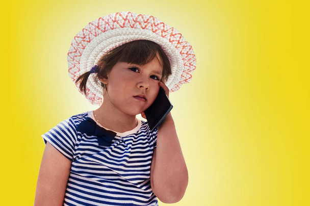 Brooding κοριτσάκι σε ένα ροζ καπέλο - Φωτογραφία, εικόνα