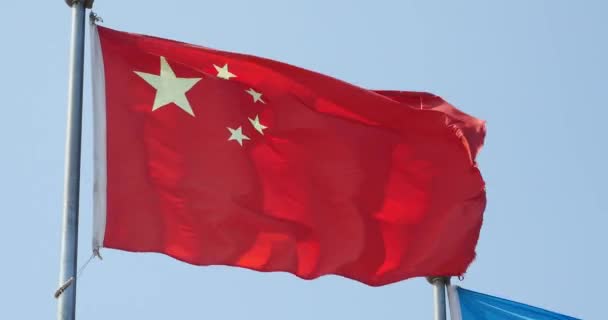 4 k chiński flaga powiewa na wietrze. - Materiał filmowy, wideo