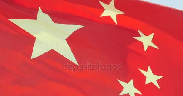 4 k κινεζική σημαία φτερουγίζει στον άνεμο. - Πλάνα, βίντεο