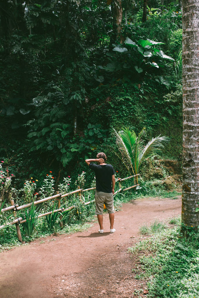 man in tropical forest - Foto, afbeelding
