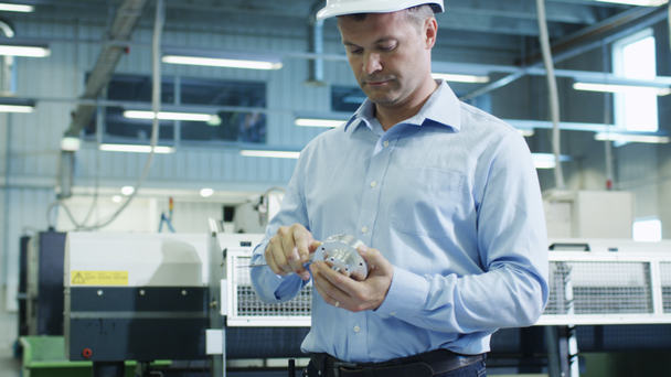 Ingeniero en detalle de medición de sombrero duro en fábrica
 - Metraje, vídeo