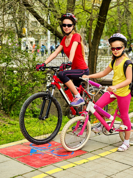 Οικογενειακή βόλτα. Οικογένεια φορώντας κράνος ποδηλάτου με σακίδιο . - Φωτογραφία, εικόνα