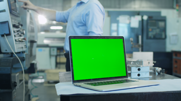 Notebook z zielonym ekranem w środowisku przemysłowym makiety - Materiał filmowy, wideo