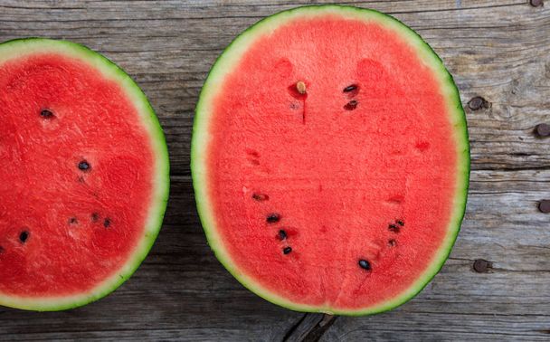 halbe Wassermelonen auf einem Holztisch - Foto, Bild
