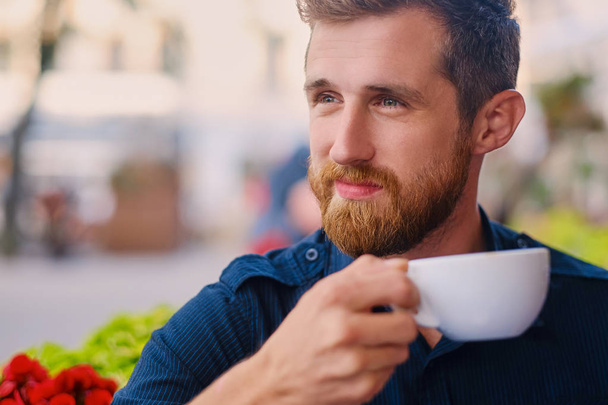 男はカフェでコーヒーを飲む - 写真・画像