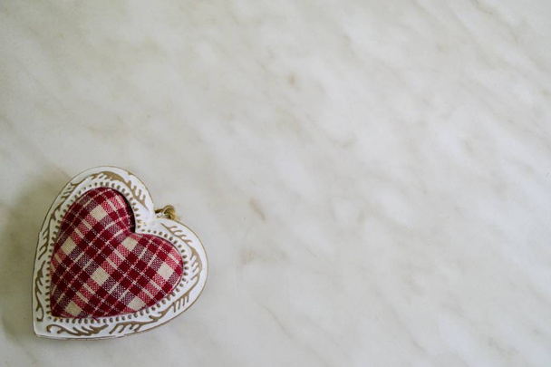 Διακοσμητική κόκκινη καρδιά με λευκό πλαίσιο σε λευκό φόντο, κάτω αριστερή γωνία - Φωτογραφία, εικόνα