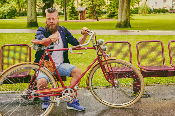 hipster man with retro bicycle - Foto, immagini