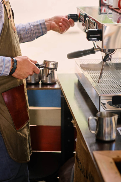 Barista koffie in een koffiemachine voorbereiden - Foto, afbeelding