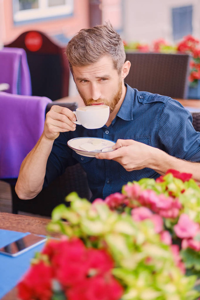 Man drinks coffee in a cafe - Foto, imagen