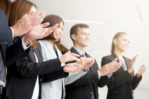 Obchodní lidé tleskali rukama na schůzce - Fotografie, Obrázek
