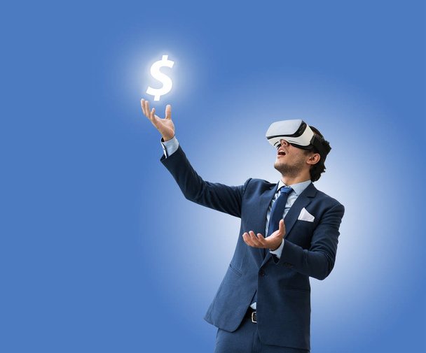 liikemies käyttää VR virsual tulevaisuuden liiketoimintaa ja ansaita rahaa f
 - Valokuva, kuva