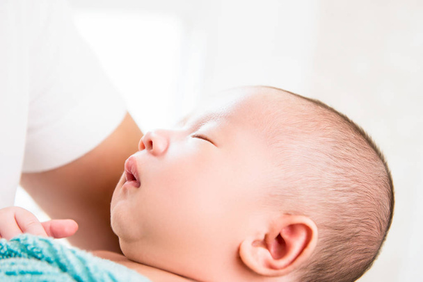 Babasının kollarında uyuyan şirin yeni doğan bebek - Fotoğraf, Görsel