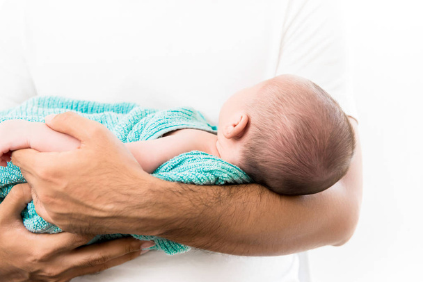 Pasgeboren baby slapen in de armen van vader - Foto, afbeelding