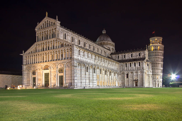 Kathedraal van Pisa in de nacht in Italië - Foto, afbeelding