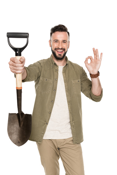 улыбающийся мужчина с лопатой
 - Фото, изображение
