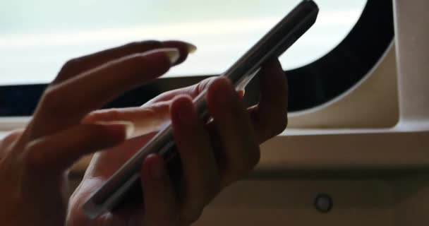 4k, ludzi przeglądać strony sieci Web i wiadomości na smartfonie w pociągu. - Materiał filmowy, wideo