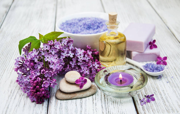 Ambiente de spa con flores lila
 - Foto, Imagen