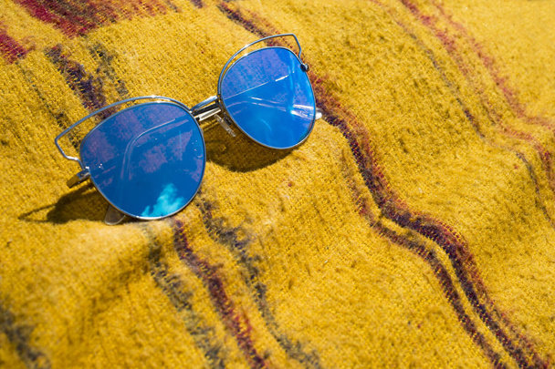 Sunglasses on the beach - Φωτογραφία, εικόνα