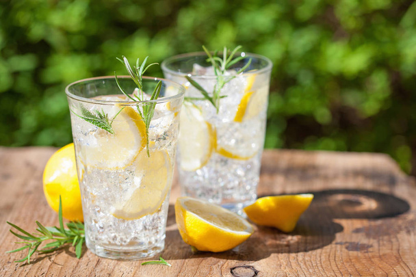 bevanda rinfrescante alla limonata con rosmarino in bicchieri
 - Foto, immagini