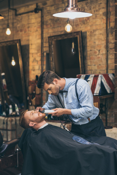 barber trimming customers beard - Fotografie, Obrázek