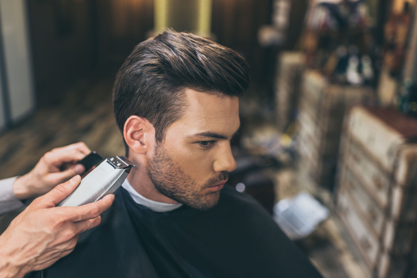 Fryzjer cięcia włosów klienta  - Zdjęcie, obraz