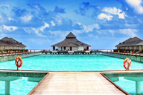 Пляжные домики на тропическом курорте
 - Фото, изображение