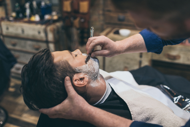 Barbiere rasatura cliente
 - Foto, immagini