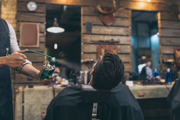 barbiere applicare profumi al cliente
 - Foto, immagini