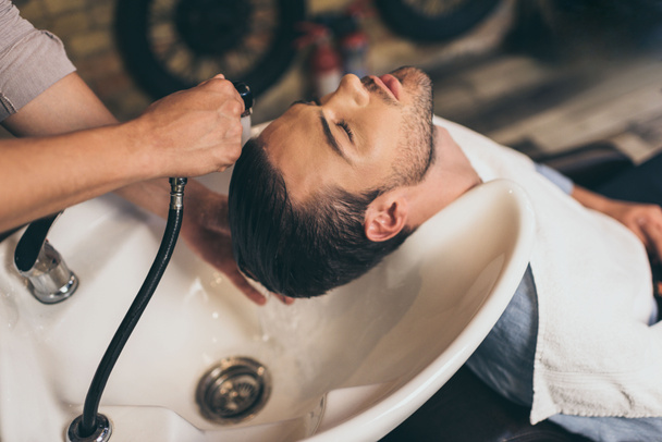 Parrucchiere lavaggio clienti capelli  - Foto, immagini